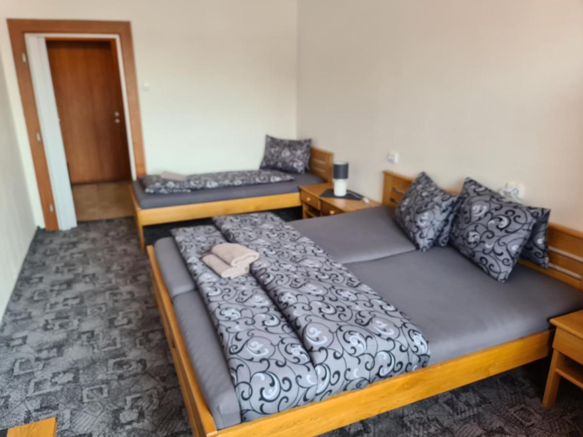 Hotel Koruna รอชนอฟ ป็อด ราดโฮชติเย็ม ภายนอก รูปภาพ
