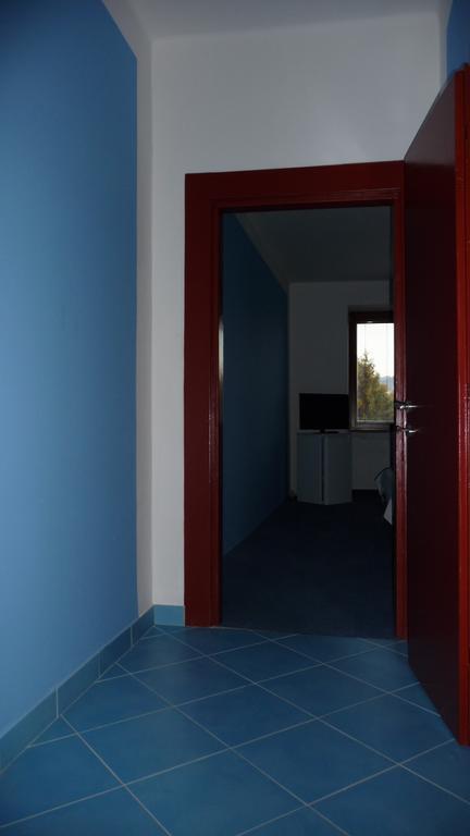 Hotel Koruna รอชนอฟ ป็อด ราดโฮชติเย็ม ภายนอก รูปภาพ