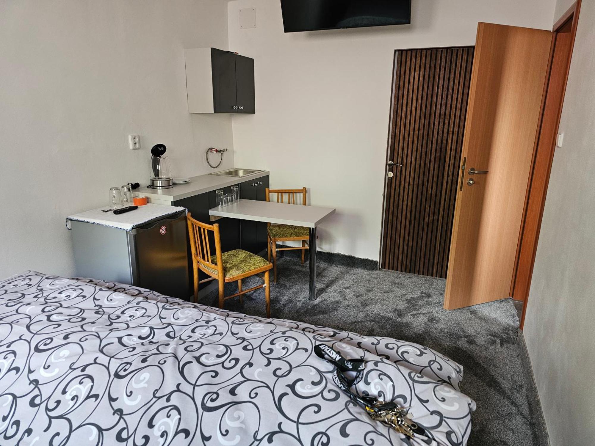 Hotel Koruna รอชนอฟ ป็อด ราดโฮชติเย็ม ภายนอก รูปภาพ