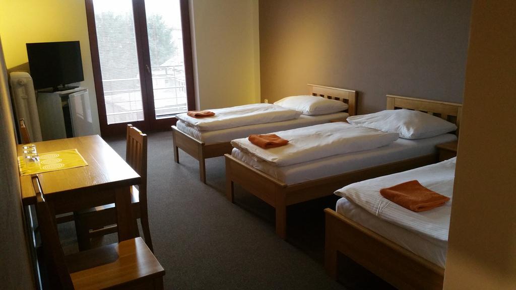 Hotel Koruna รอชนอฟ ป็อด ราดโฮชติเย็ม ห้อง รูปภาพ