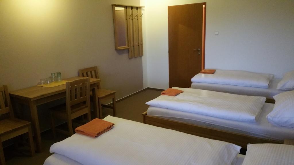 Hotel Koruna รอชนอฟ ป็อด ราดโฮชติเย็ม ห้อง รูปภาพ