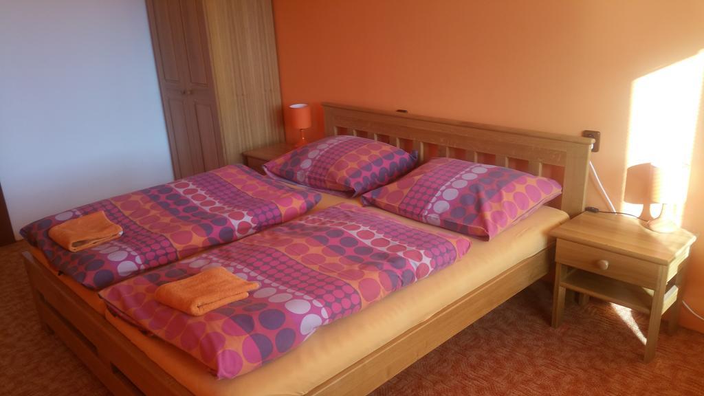 Hotel Koruna รอชนอฟ ป็อด ราดโฮชติเย็ม ห้อง รูปภาพ