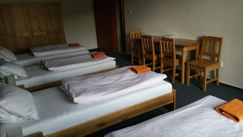 Hotel Koruna รอชนอฟ ป็อด ราดโฮชติเย็ม ห้อง รูปภาพ