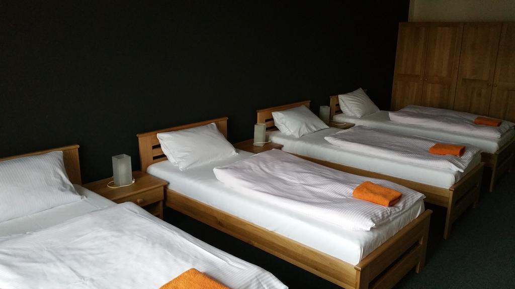 Hotel Koruna รอชนอฟ ป็อด ราดโฮชติเย็ม ห้อง รูปภาพ