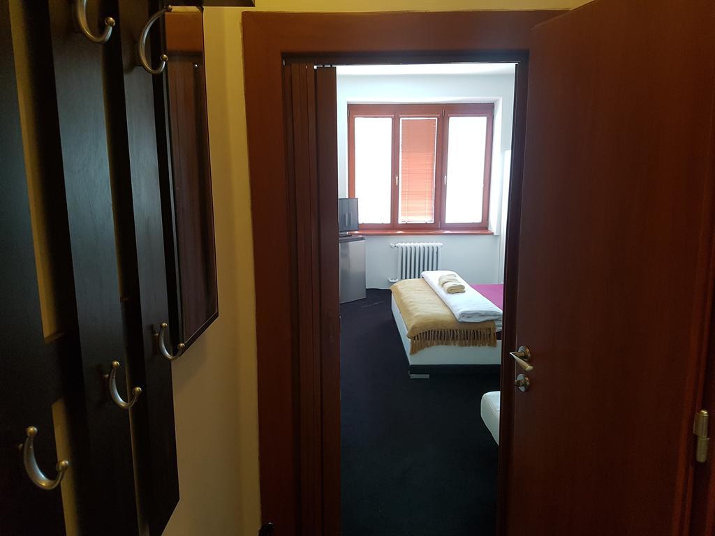 Hotel Koruna รอชนอฟ ป็อด ราดโฮชติเย็ม ภายนอก รูปภาพ