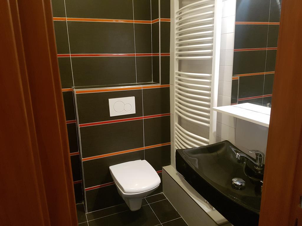 Hotel Koruna รอชนอฟ ป็อด ราดโฮชติเย็ม ภายนอก รูปภาพ
